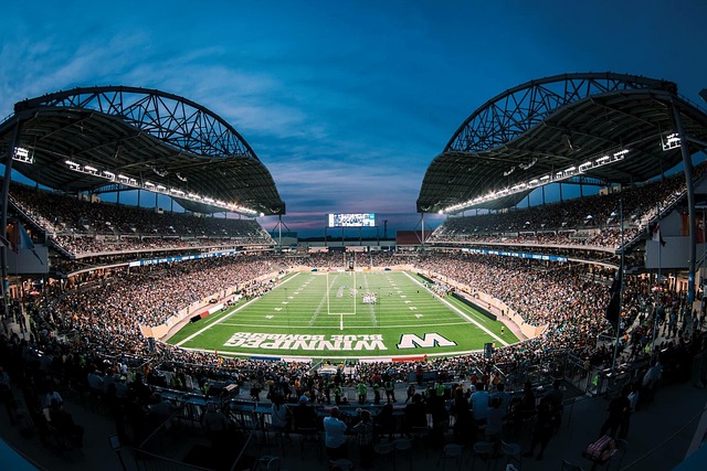 她以风趣幽 她以风趣幽